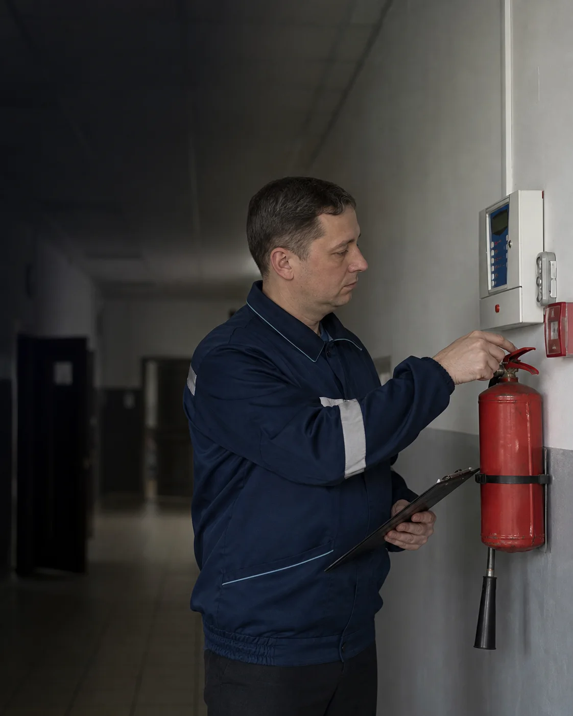 Специалист проверяет оборудование пожарной безопасности